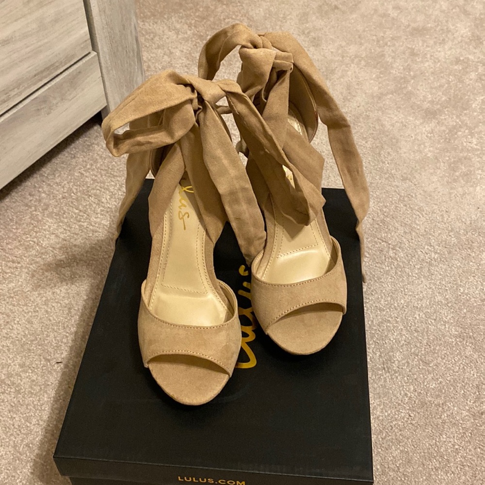 New in box Lulus nude 4” heels